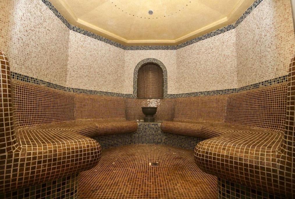 Luxury Penthouse With A Lavish Spa And 2 En-Suite Bedrooms Бансько Екстер'єр фото